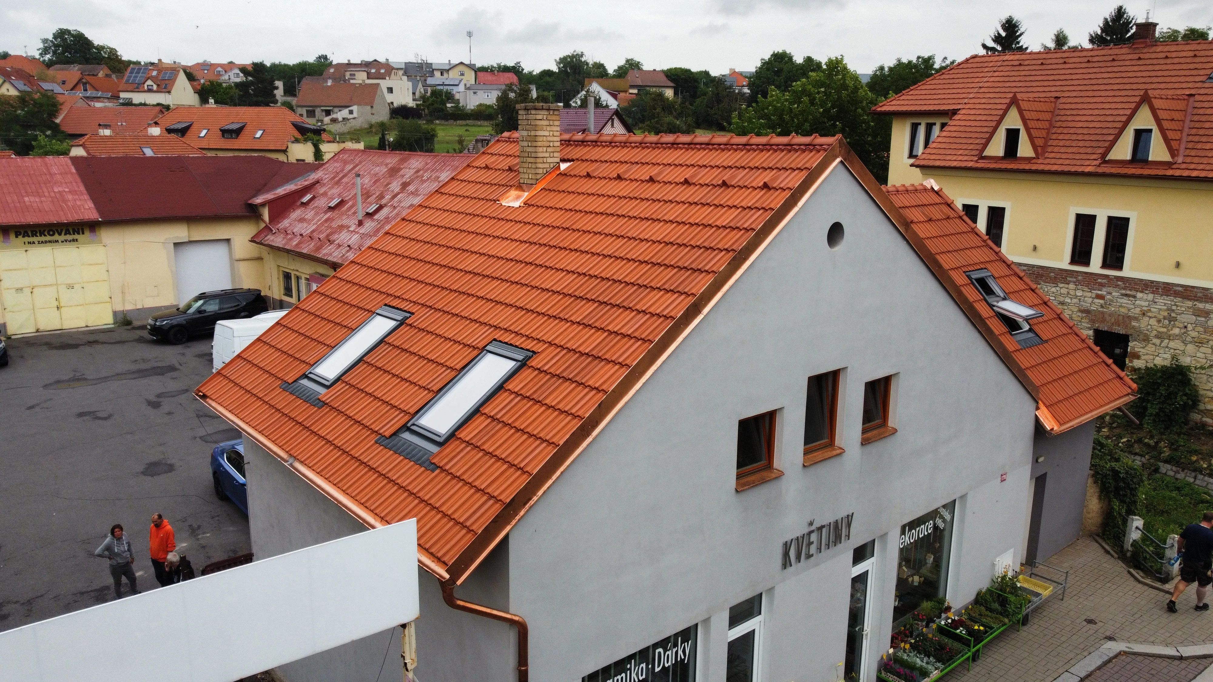 Nová tašková střecha se střešními okny z ptačí perspektivy
