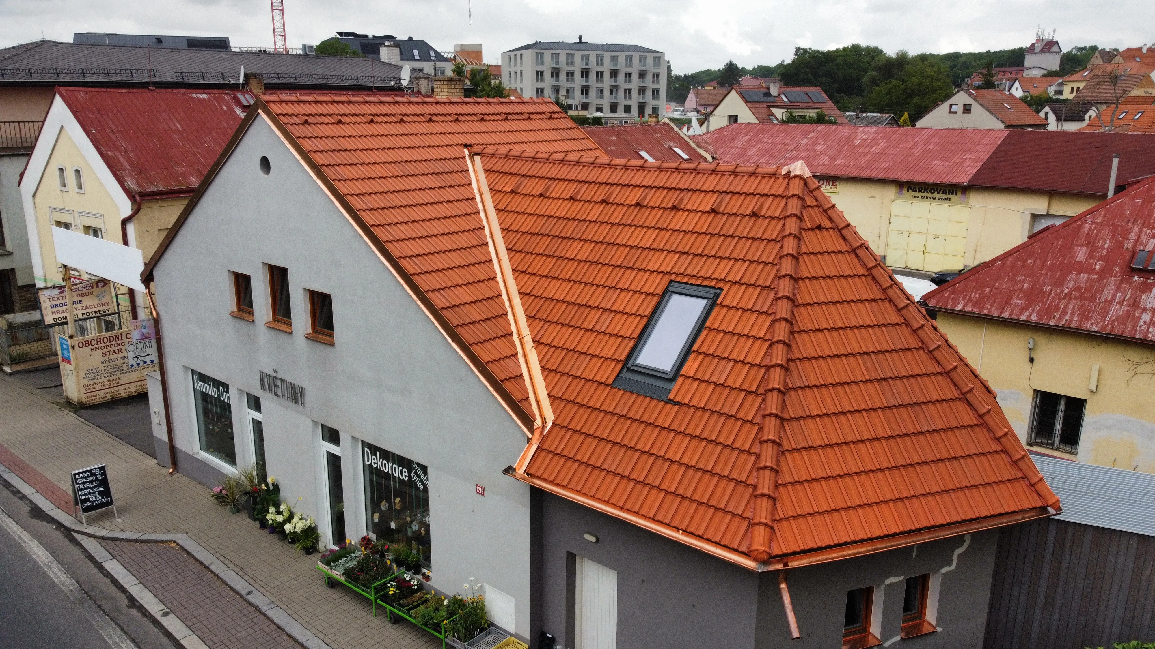 Tašková střecha rodinného domu z ptačí perspektivy