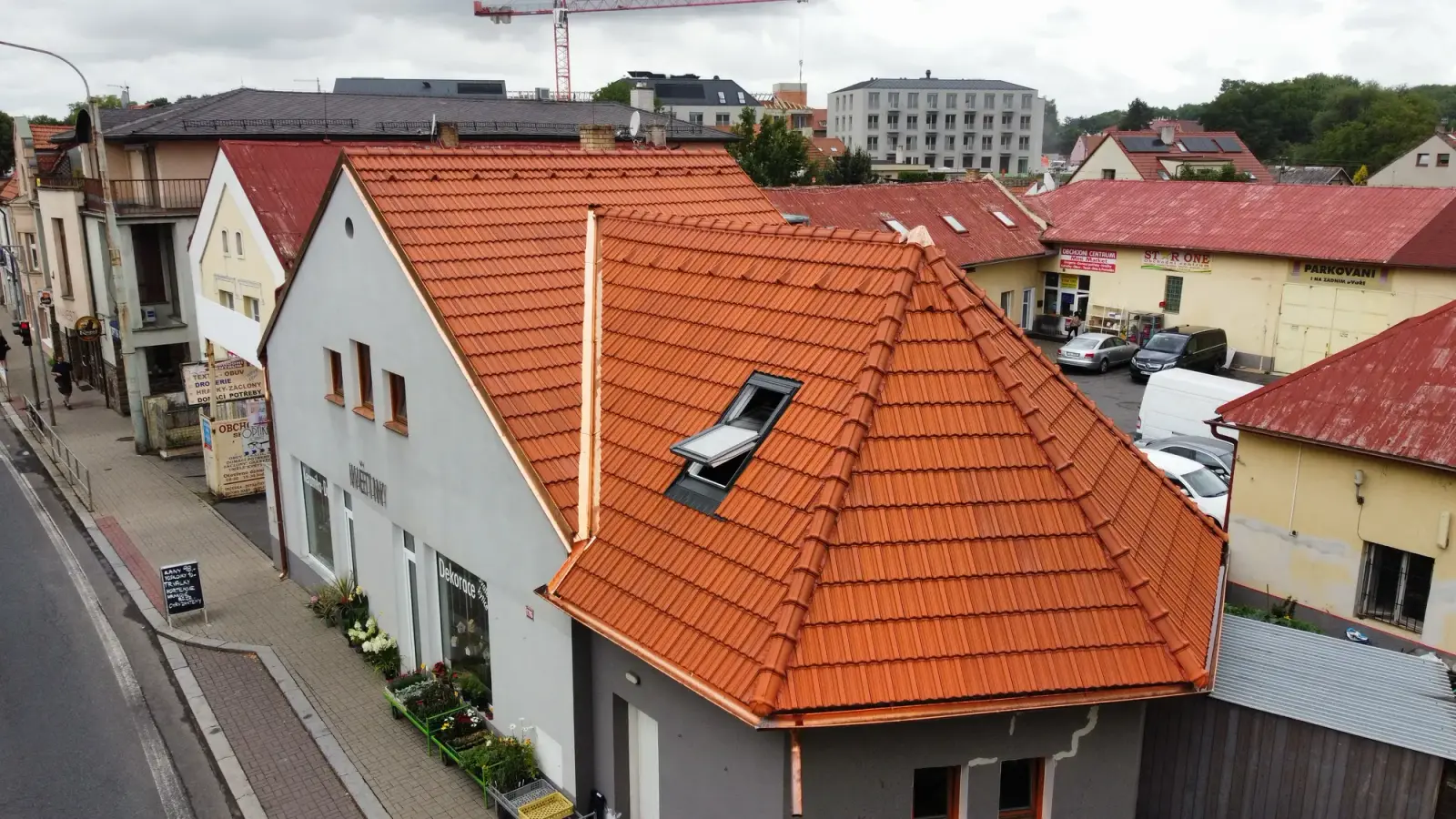 Šikmá střecha rodinného domu z ptačí perspektivy, vhodná pro fotovoltaiku