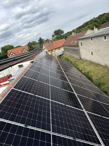 Fotovoltaické panely instalované na střeše rodinného domu