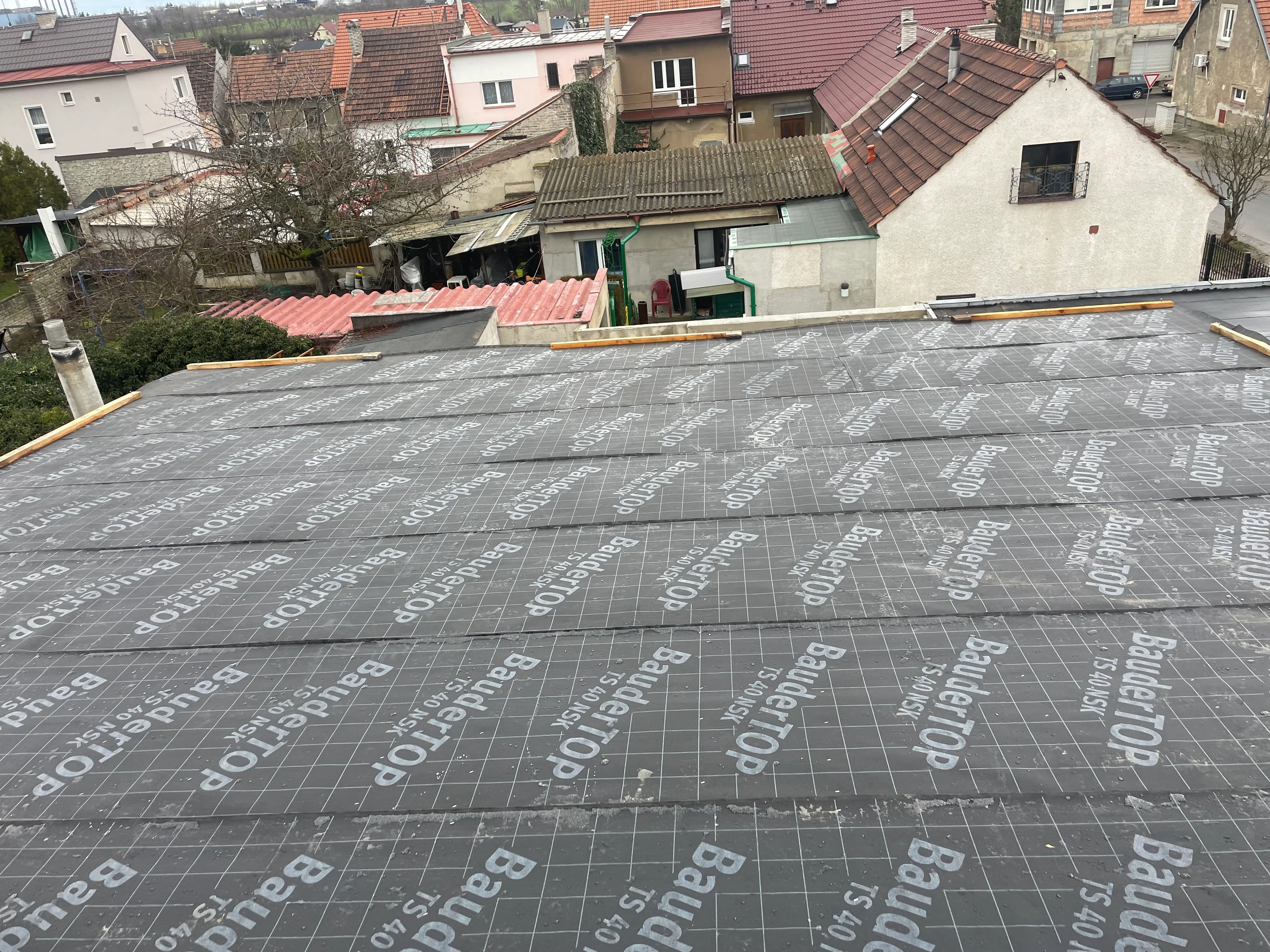 Plochá střecha s hydroizolačními pásy