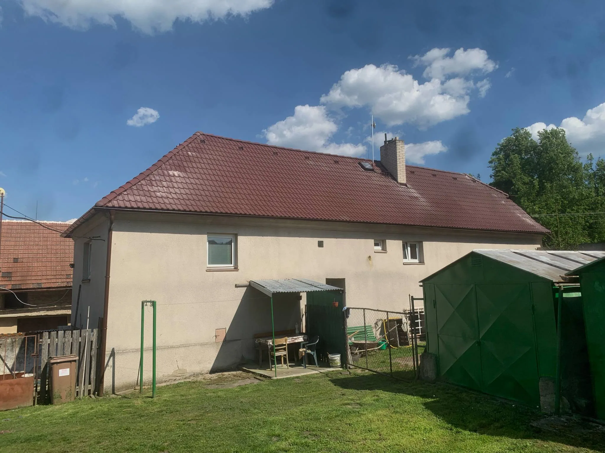 Hotová červená tašková střecha rodinného domu