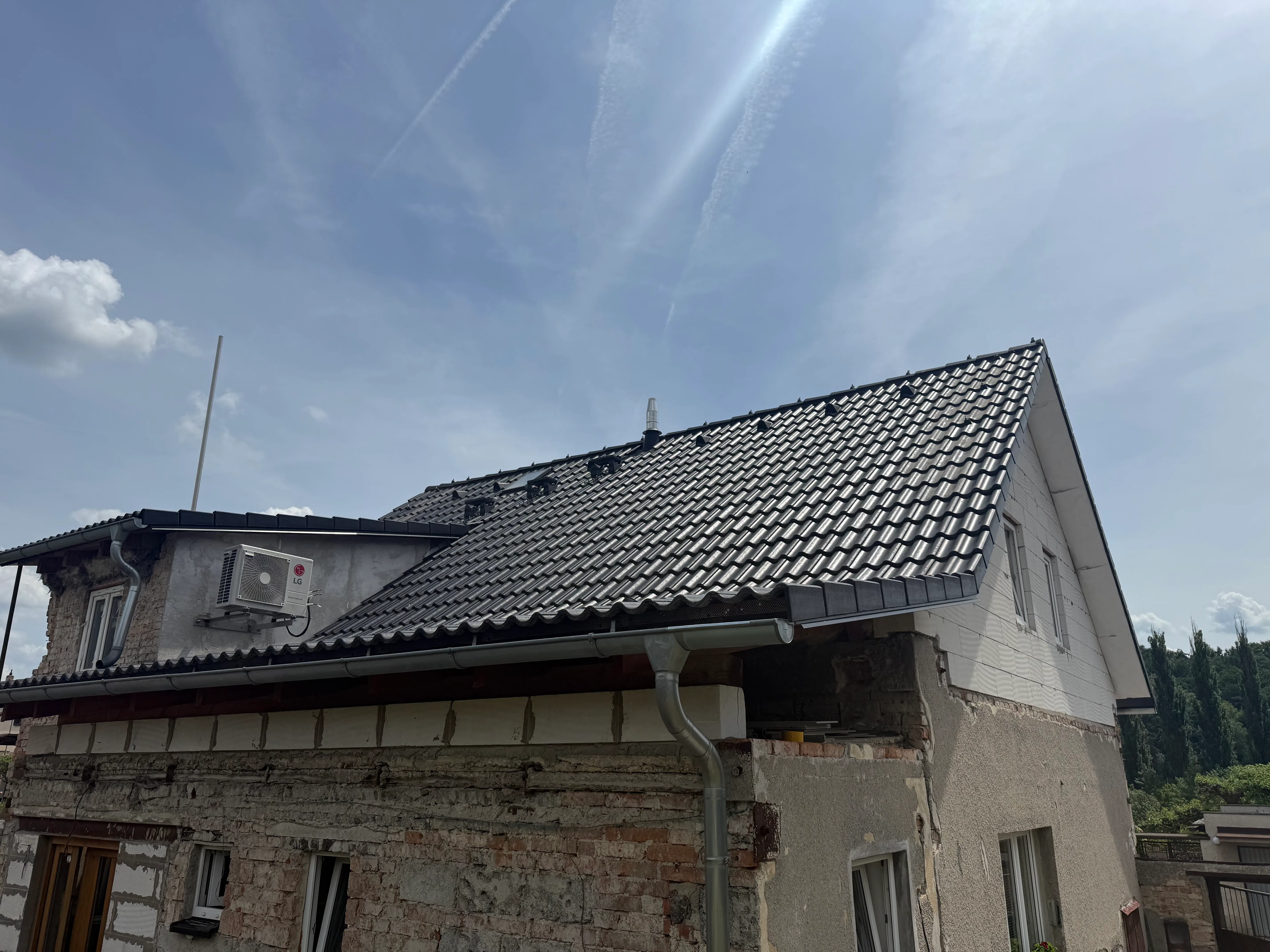 Rodinný dům s novou krytinou a klempířskými prvky
