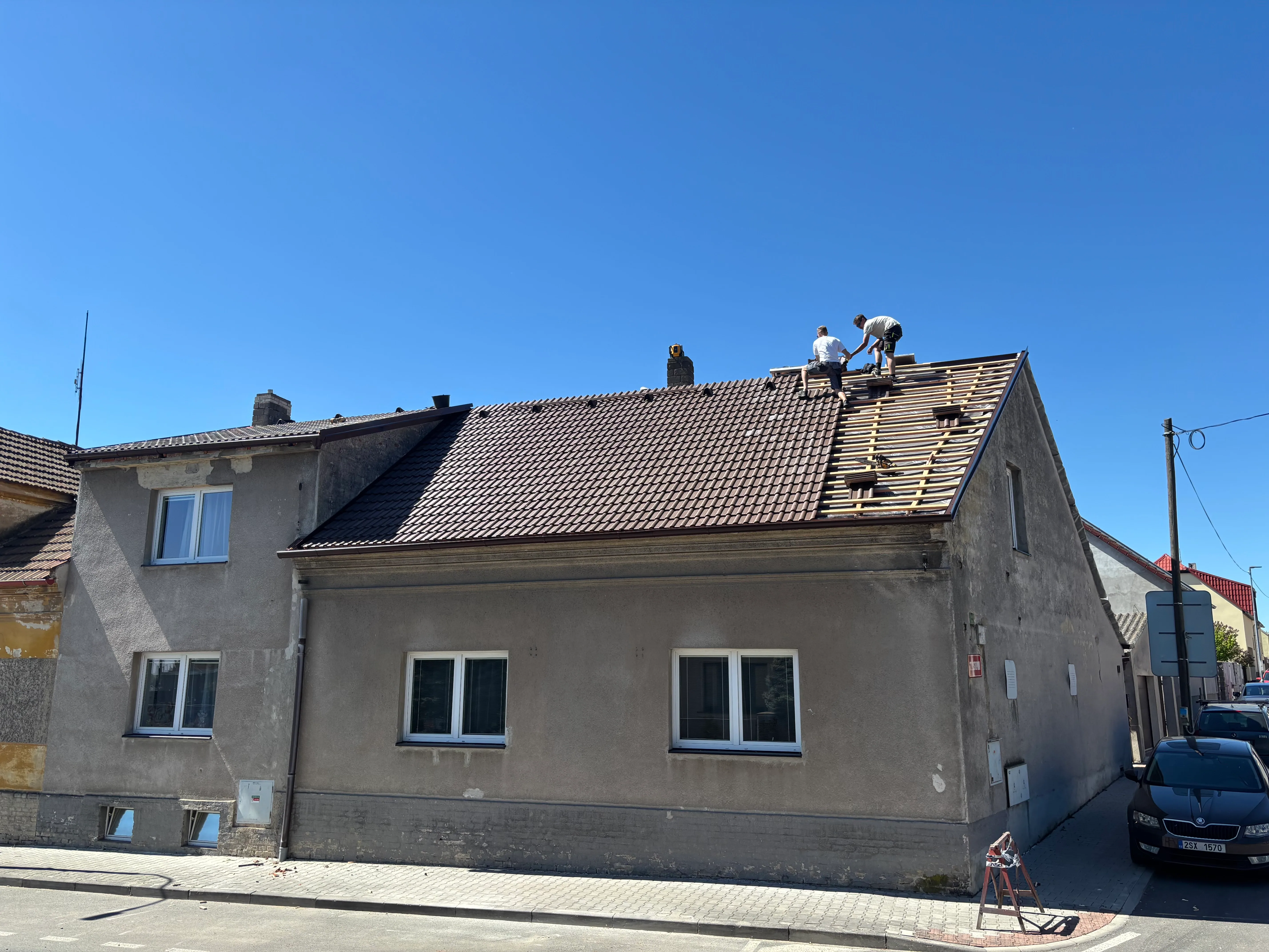 Tým TPK Chýský při práci na taškové střeše