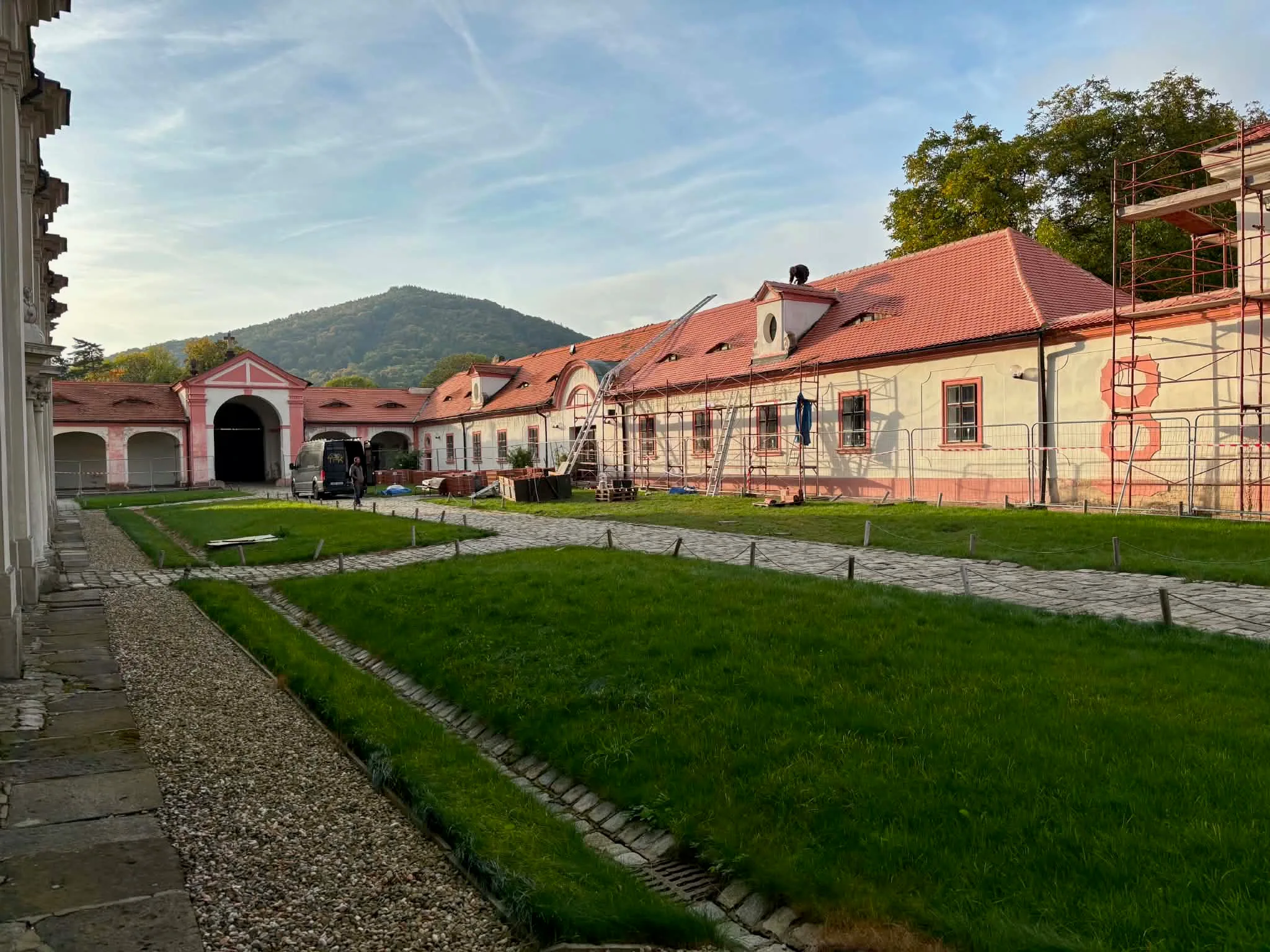 Střecha historického areálu během rekonstrukce