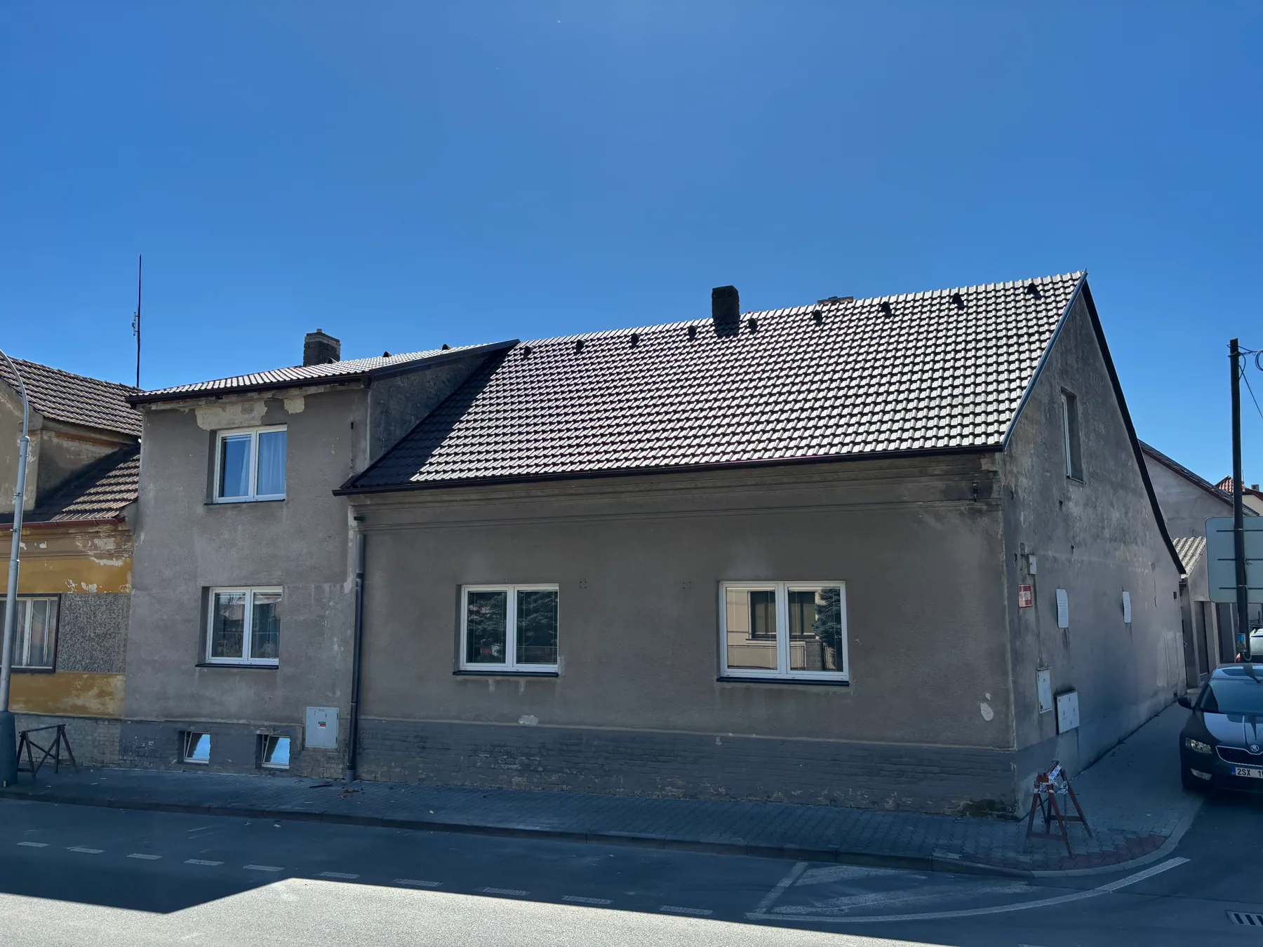 Sněhové zachytávače na taškové střeše rodinného domu