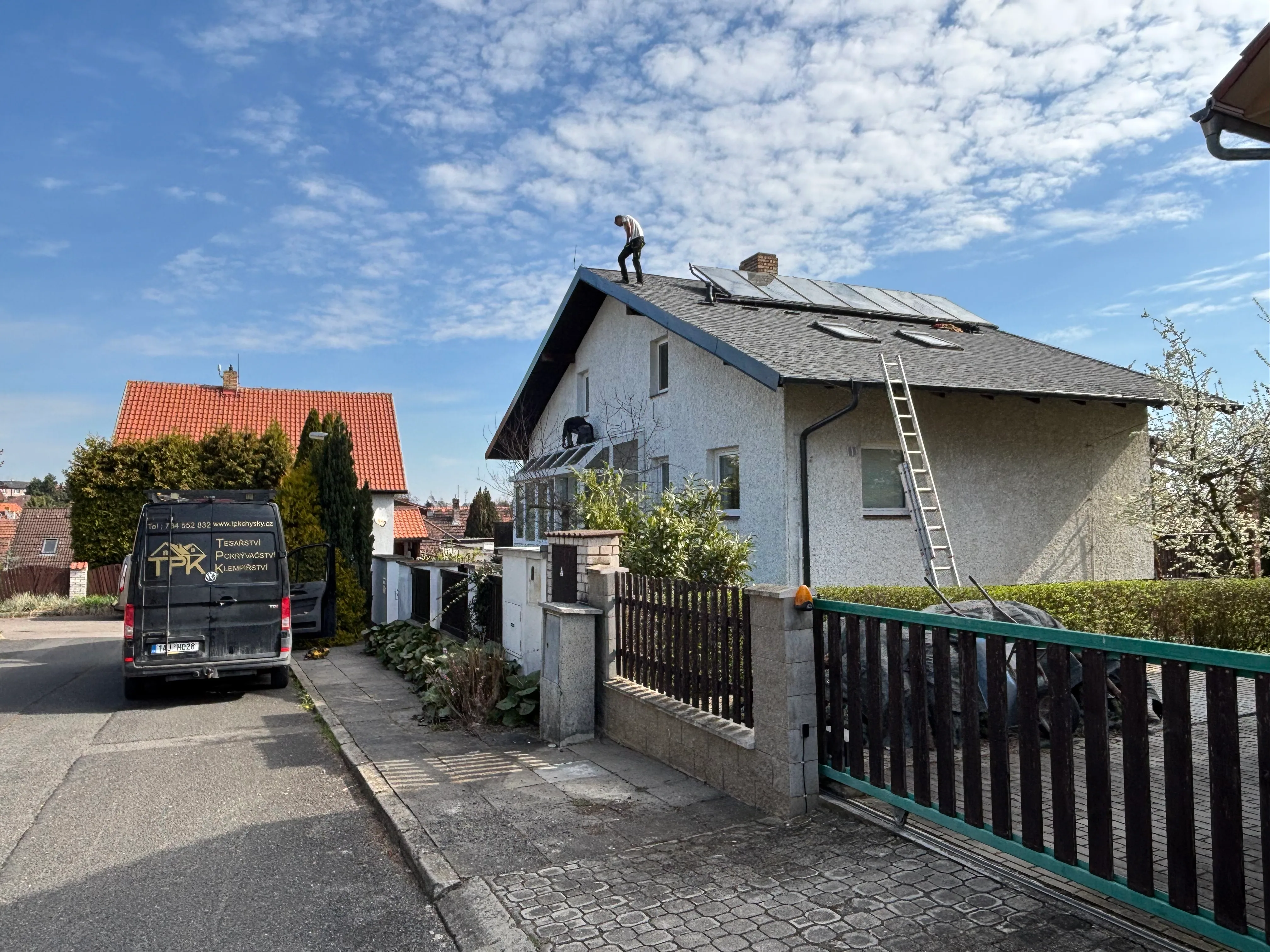 Dodávka TPK Chýský u rodinného domu během práce na střeše